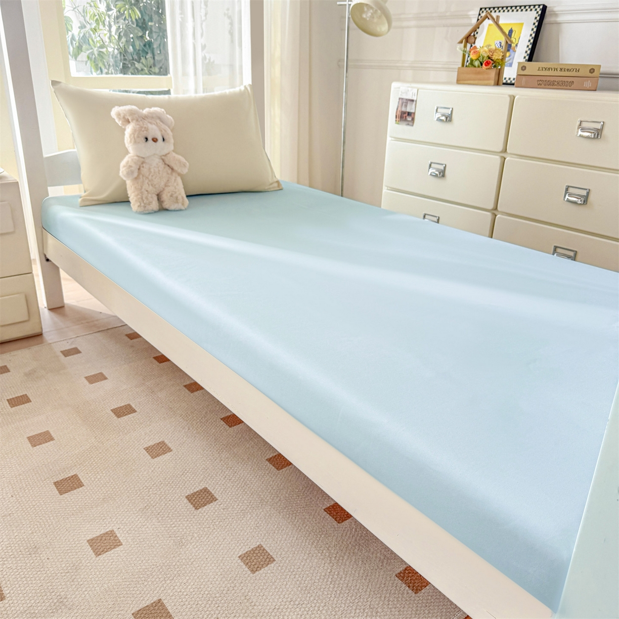 91家纺网 家纺一手货源 找家纺 小久久（小九九） 2025亲肤水洗棉学生宿舍三件套上下铺三件套-满绣系列 蝴蝶结-奶昔白+天蓝