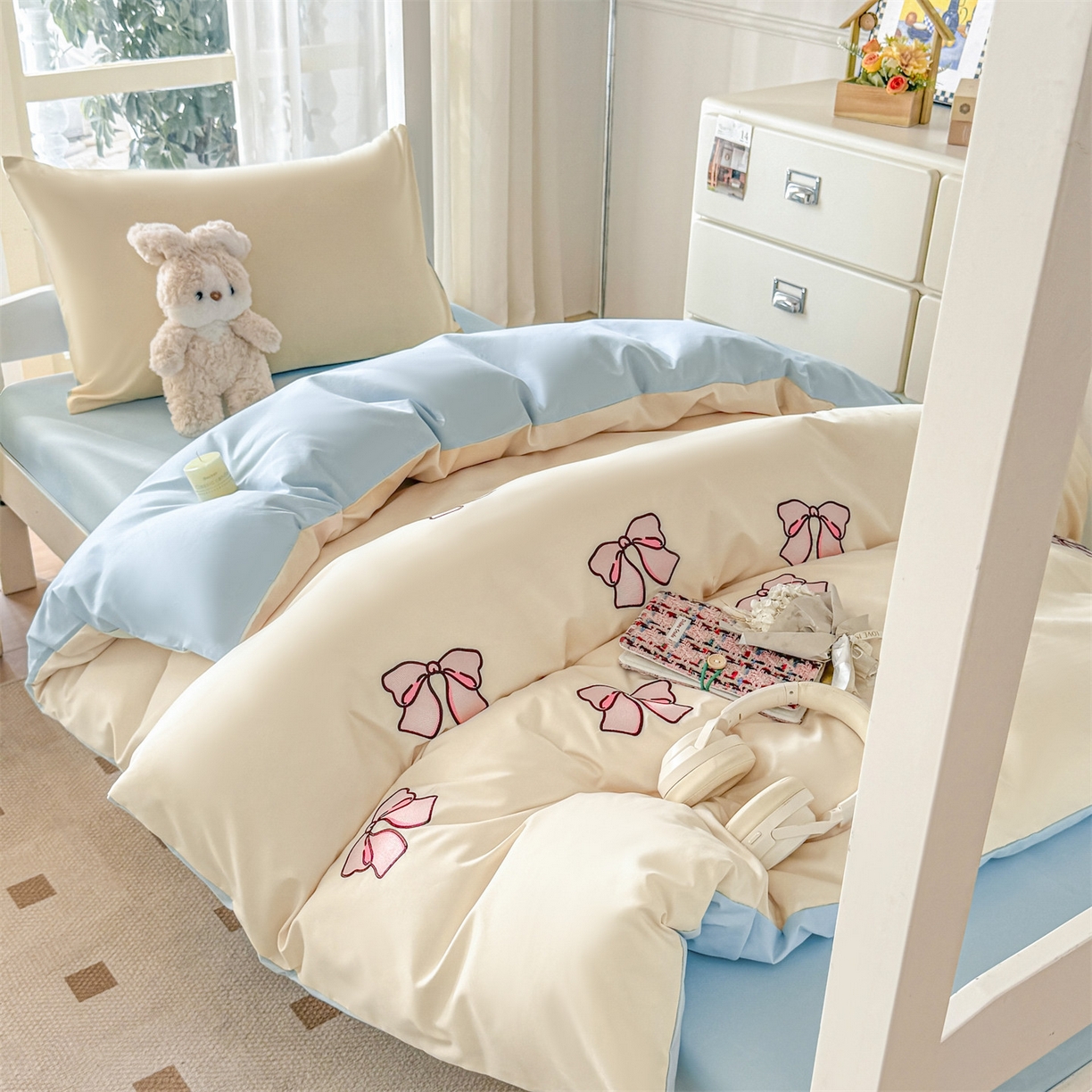 91家纺网 家纺一手货源 找家纺 小久久（小九九） 2025亲肤水洗棉学生宿舍三件套上下铺三件套-满绣系列 蝴蝶结-奶昔白+天蓝