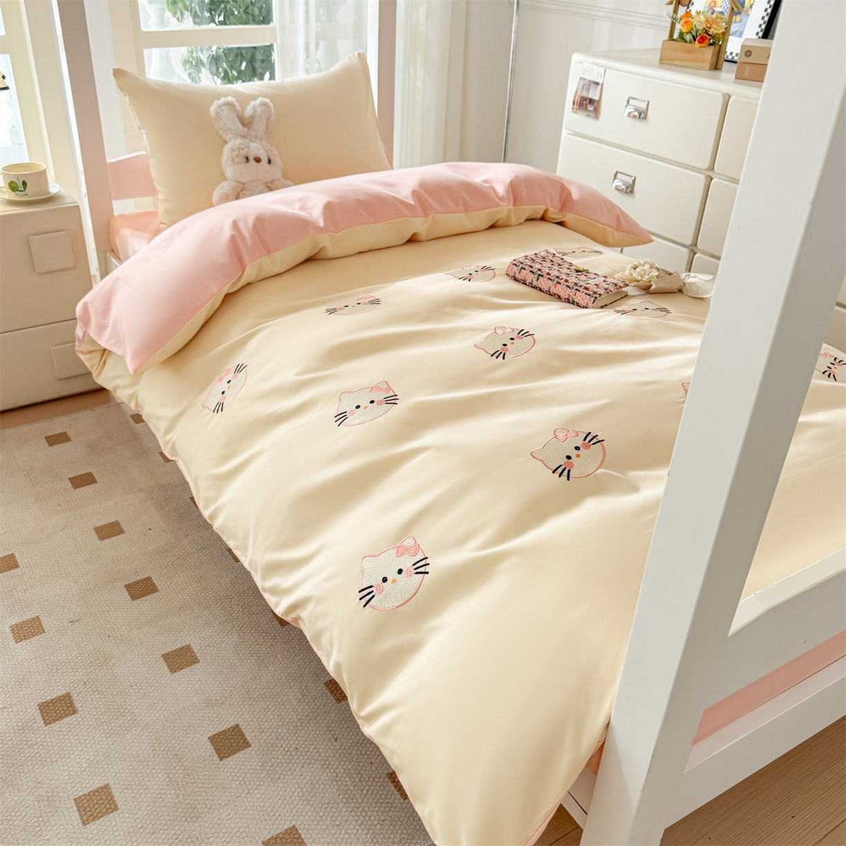 91家纺网 家纺一手货源 找家纺 小久久（小九九） 2025亲肤水洗棉学生宿舍三件套上下铺三件套-满绣系列 可爱猫-奶昔白+奶油粉