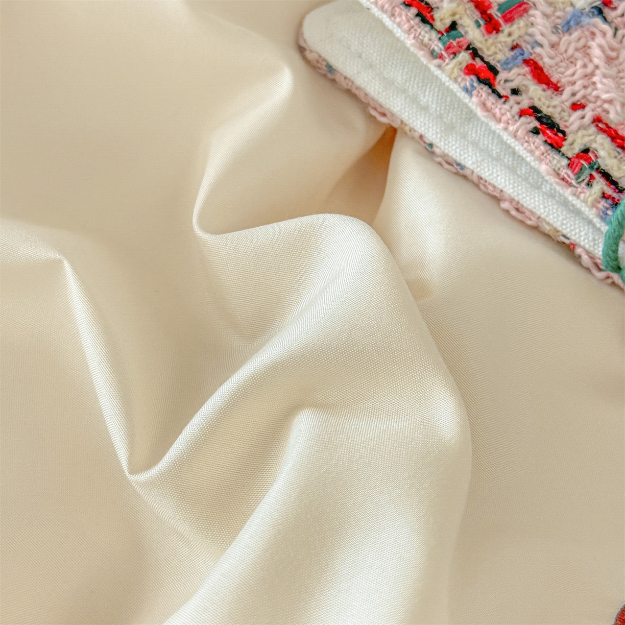 91家纺网 家纺一手货源 找家纺 小久久（小九九） 2025亲肤水洗棉学生宿舍三件套上下铺三件套-满绣系列 蝴蝶结-奶昔白+天蓝