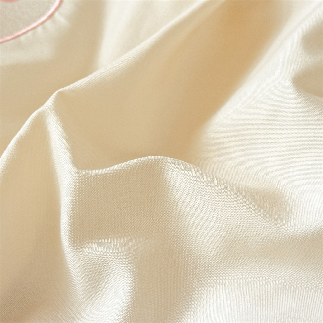 91家纺网 家纺一手货源 找家纺 小久久（小九九） 2025亲肤水洗棉学生宿舍三件套上下铺三件套-满绣系列 可爱猫-奶昔白+奶油粉