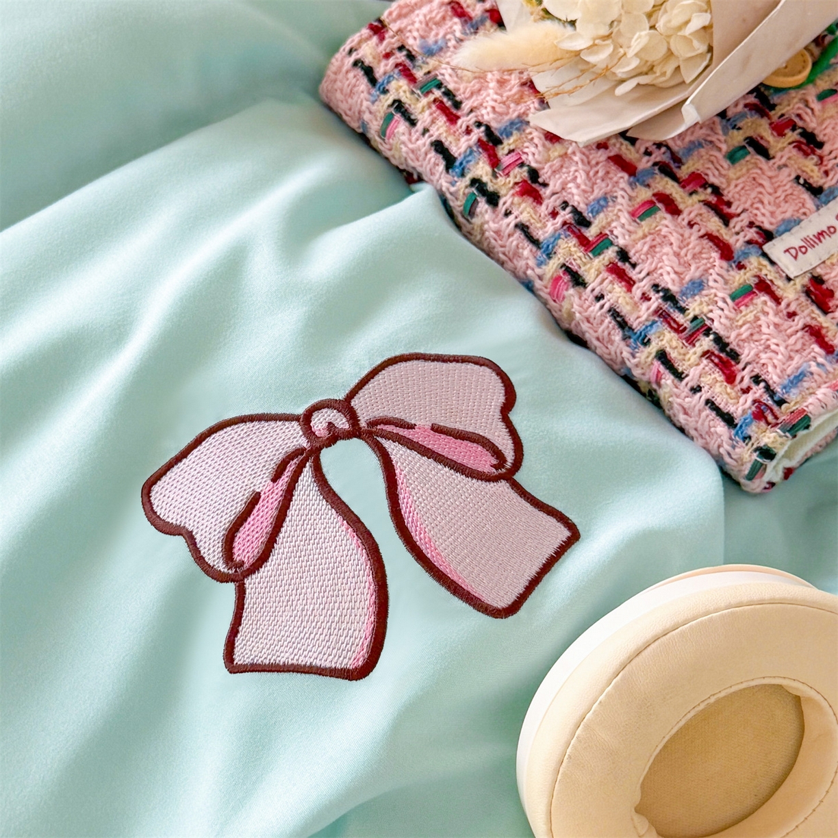 91家纺网 家纺一手货源 找家纺 小久久（小九九） 2025亲肤水洗棉学生宿舍三件套上下铺三件套-满绣系列 蝴蝶结-繁星兰+山灰