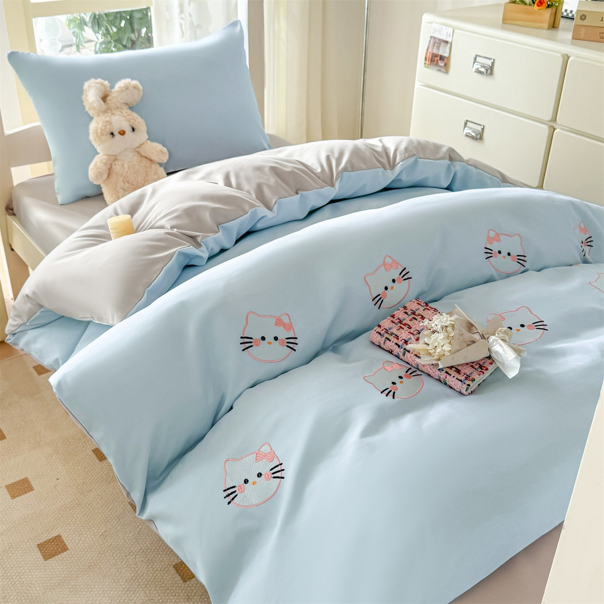 91家纺网 家纺一手货源 找家纺 小久久（小九九） 2025亲肤水洗棉学生宿舍三件套上下铺三件套-满绣系列 可爱猫-天蓝+山灰