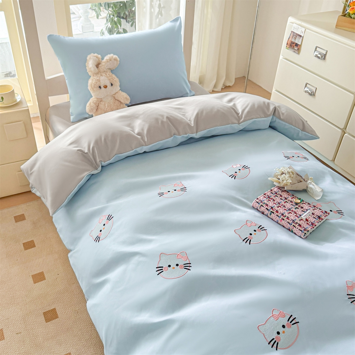 91家纺网 家纺一手货源 找家纺 小久久（小九九） 2025亲肤水洗棉学生宿舍三件套上下铺三件套-满绣系列 可爱猫-天蓝+山灰