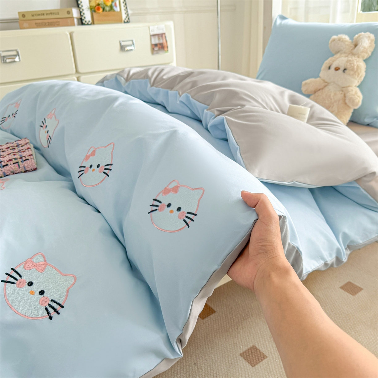 91家纺网 家纺一手货源 找家纺 小久久（小九九） 2025亲肤水洗棉学生宿舍三件套上下铺三件套-满绣系列 可爱猫-天蓝+山灰