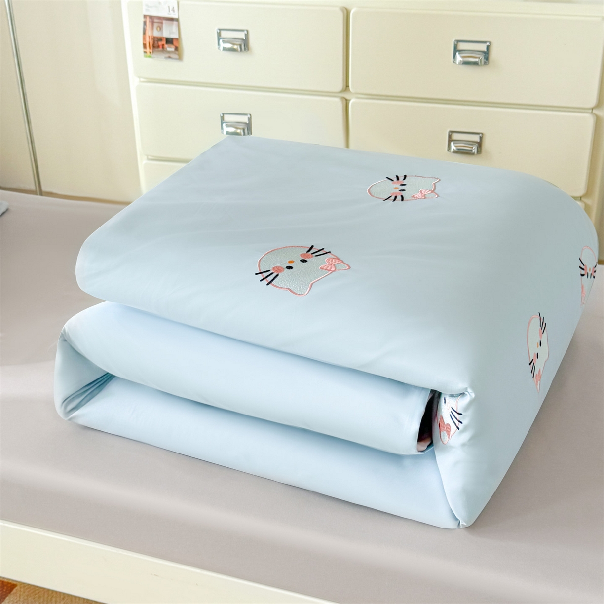 91家纺网 家纺一手货源 找家纺 小久久（小九九） 2025亲肤水洗棉学生宿舍三件套上下铺三件套-满绣系列 可爱猫-天蓝+山灰