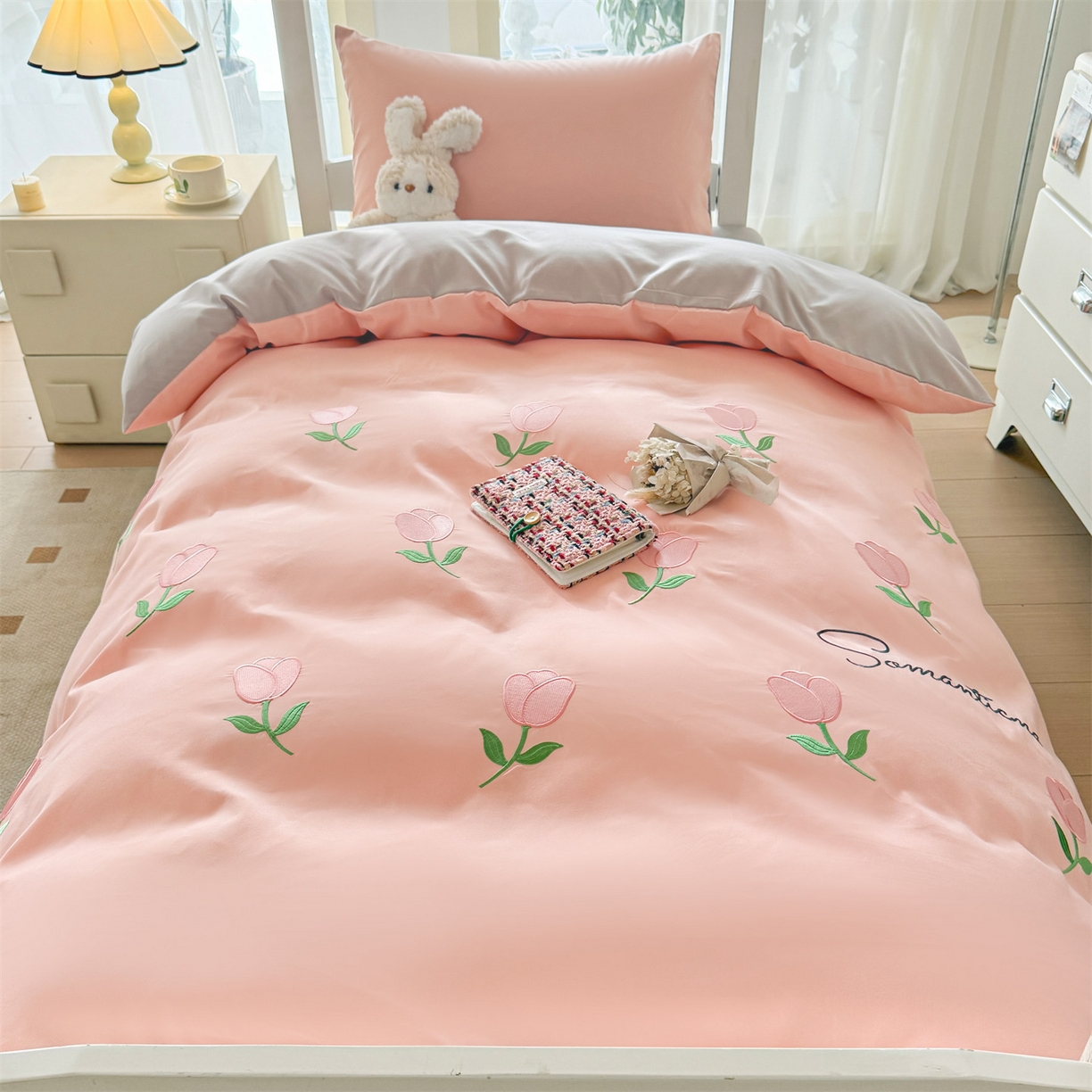 91家纺网 家纺一手货源 找家纺 小久久（小九九） 2025亲肤水洗棉学生宿舍三件套上下铺三件套-满绣系列 花朵-奶油粉+山灰