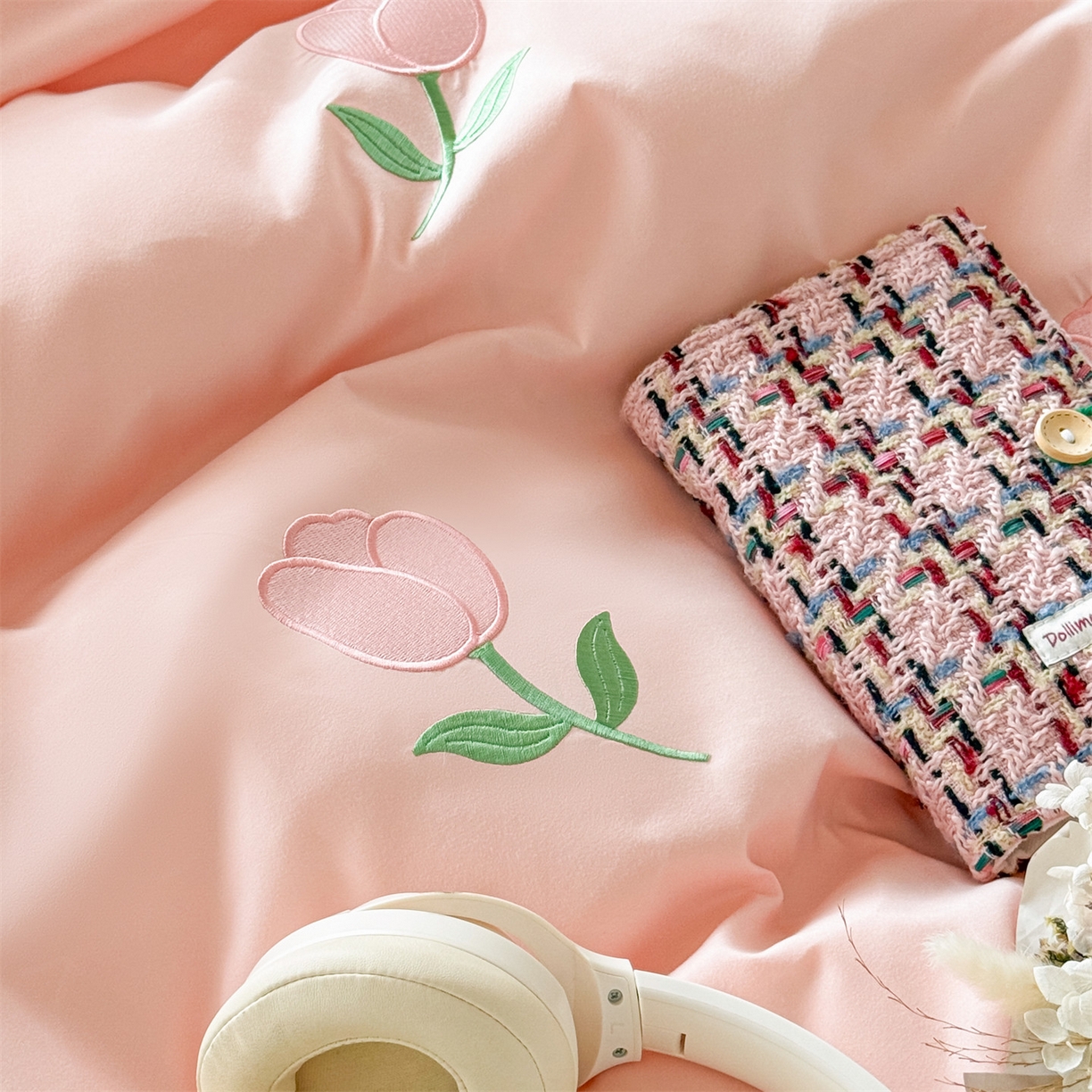 91家纺网 家纺一手货源 找家纺 小久久（小九九） 2025亲肤水洗棉学生宿舍三件套上下铺三件套-满绣系列 花朵-奶油粉+山灰