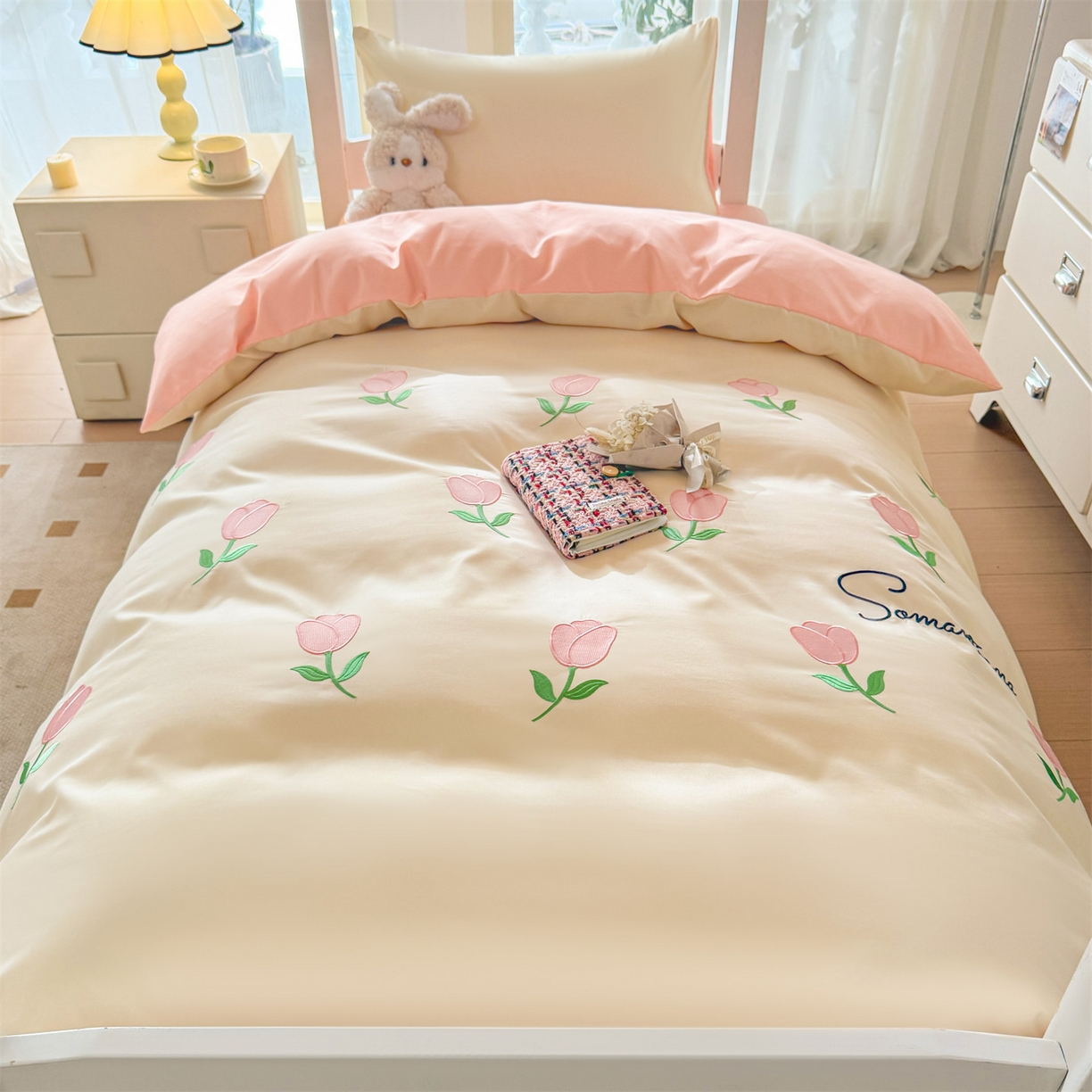 91家纺网 家纺一手货源 找家纺 小久久（小九九） 2025亲肤水洗棉学生宿舍三件套上下铺三件套-满绣系列 花朵-奶昔白+奶油粉