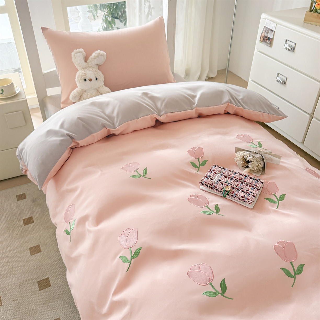 91家纺网 家纺一手货源 找家纺 小久久（小九九） 2025亲肤水洗棉学生宿舍三件套上下铺三件套-满绣系列 花朵-奶油粉+山灰