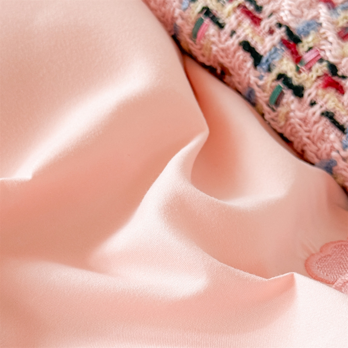 91家纺网 家纺一手货源 找家纺 小久久（小九九） 2025亲肤水洗棉学生宿舍三件套上下铺三件套-满绣系列 花朵-奶油粉+山灰