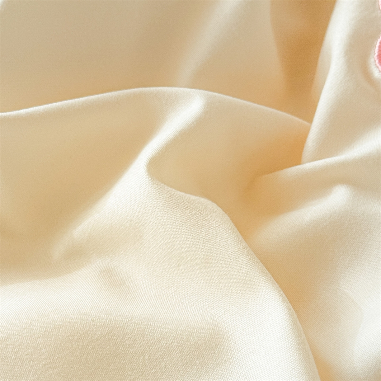 91家纺网 家纺一手货源 找家纺 小久久（小九九） 2025亲肤水洗棉学生宿舍三件套上下铺三件套-满绣系列 花朵-奶昔白+奶油粉