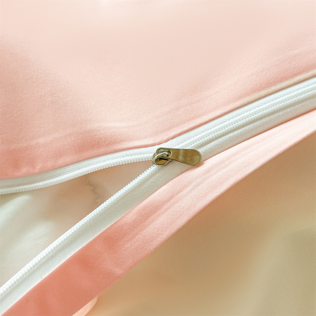 91家纺网 家纺一手货源 找家纺 小久久（小九九） 2025亲肤水洗棉学生宿舍三件套上下铺三件套-满绣系列 花朵-奶昔白+奶油粉