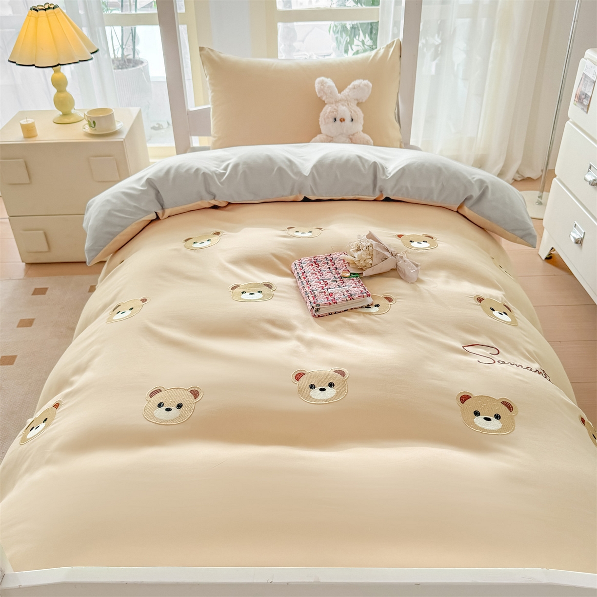 91家纺网 家纺一手货源 找家纺 小久久（小九九） 2025亲肤水洗棉学生宿舍三件套上下铺三件套-满绣系列 饼干熊-奶茶+山灰