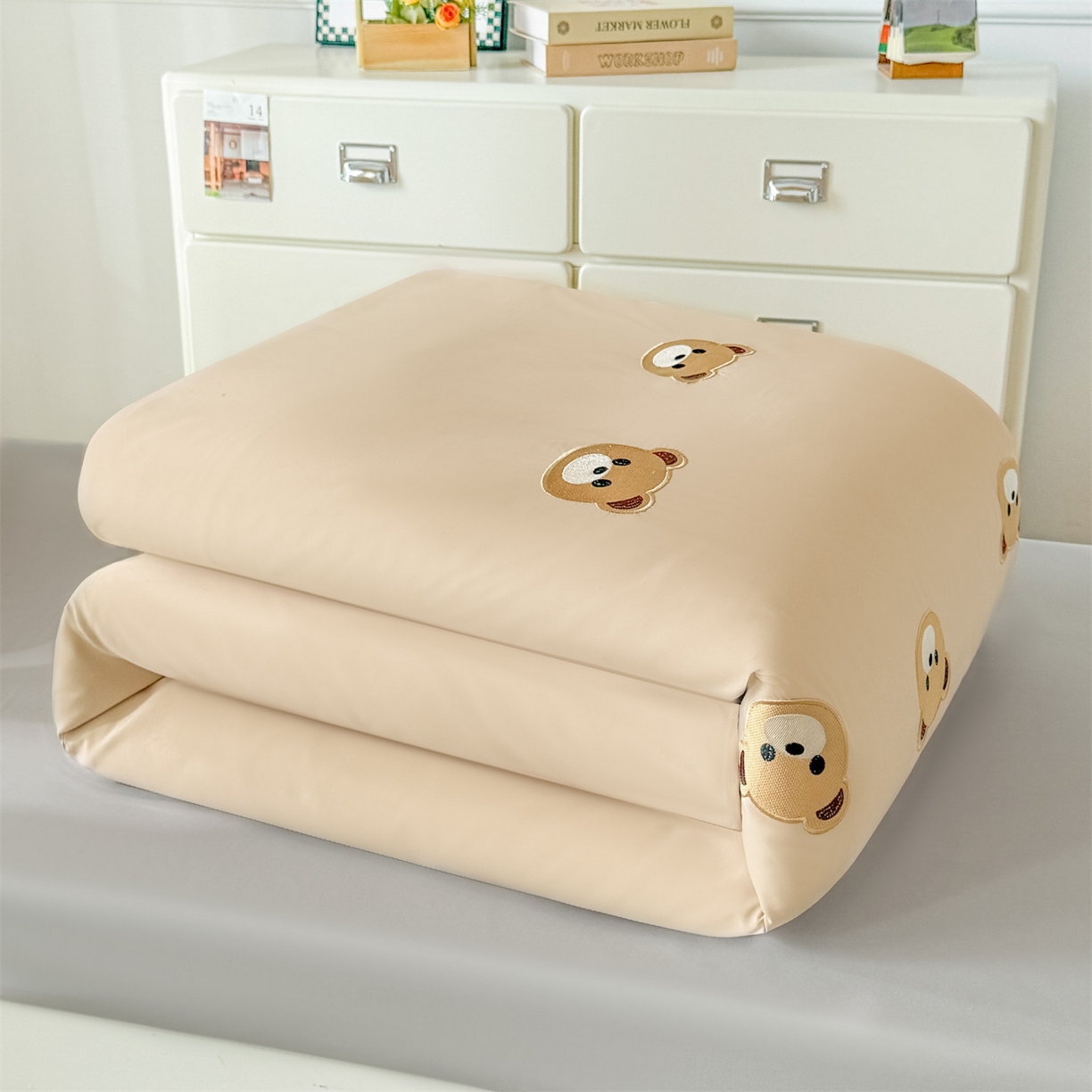 91家纺网 家纺一手货源 找家纺 小久久（小九九） 2025亲肤水洗棉学生宿舍三件套上下铺三件套-满绣系列 饼干熊-奶茶+山灰