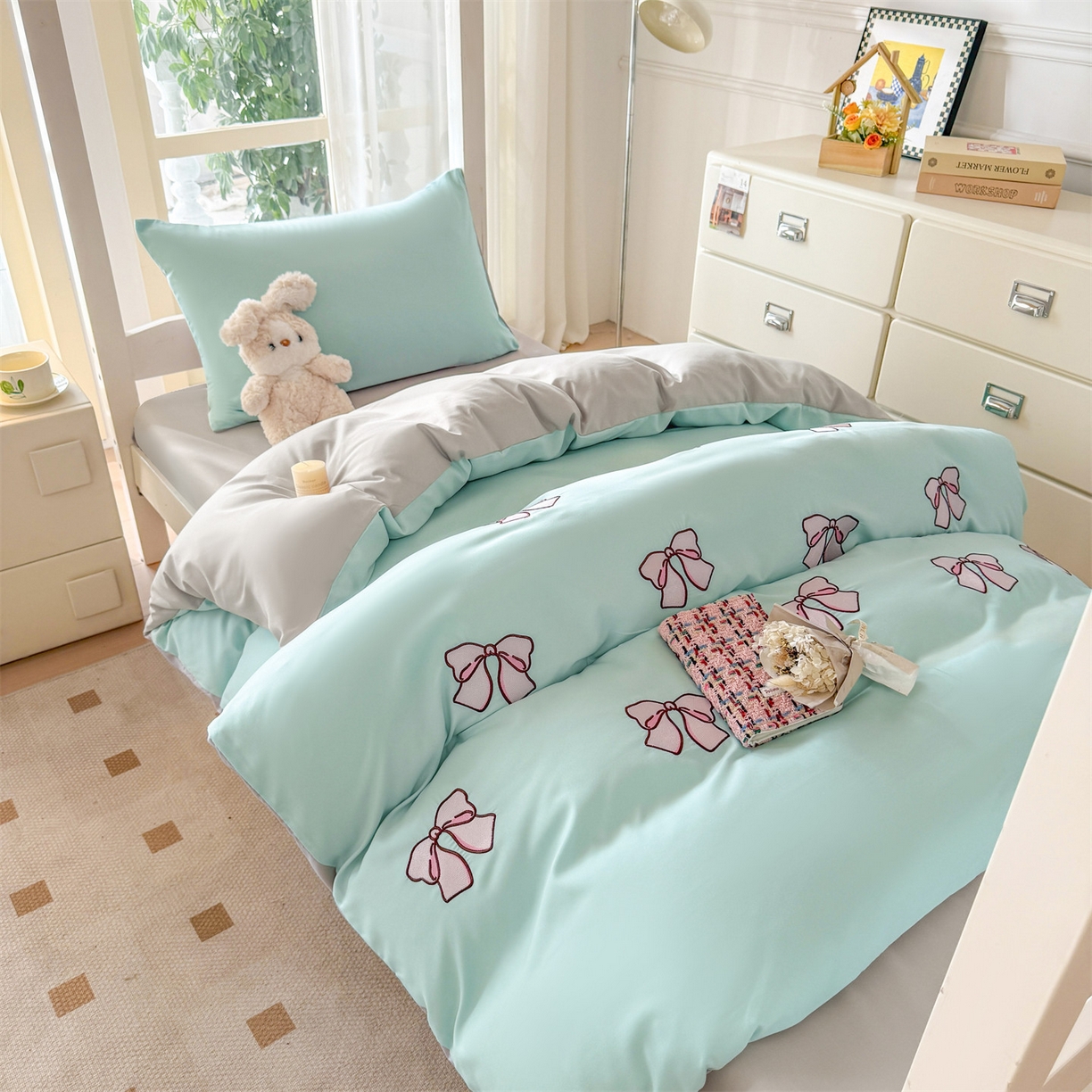 91家纺网 家纺一手货源 找家纺 小久久（小九九） 2025亲肤水洗棉学生宿舍三件套上下铺三件套-满绣系列 蝴蝶结-繁星兰+山灰