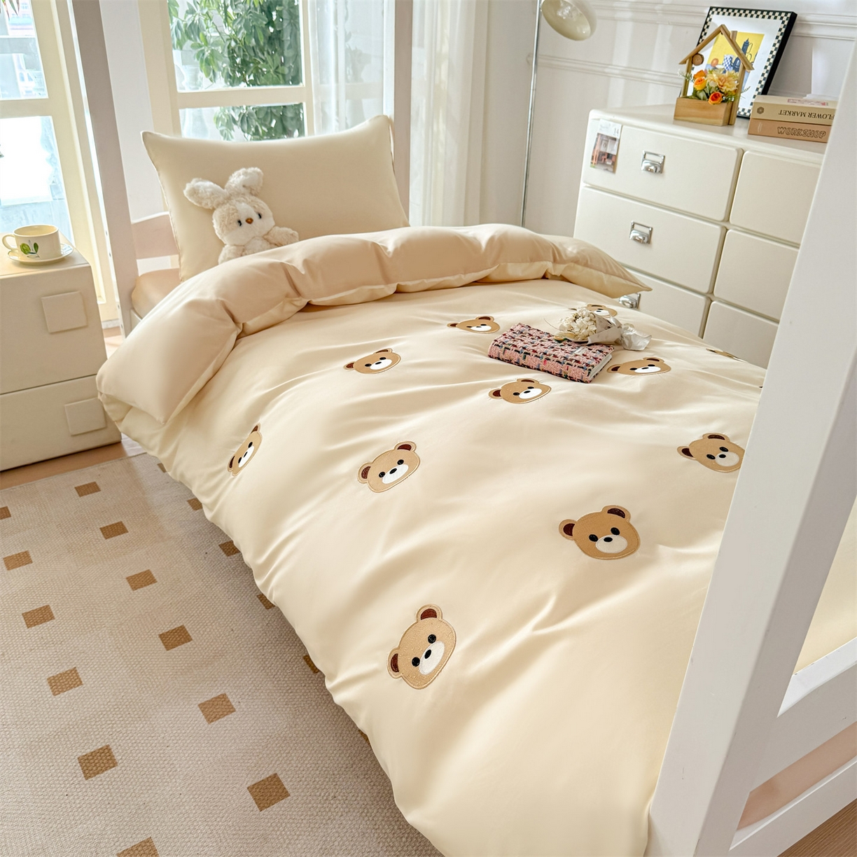 91家纺网 家纺一手货源 找家纺 小久久（小九九） 2025亲肤水洗棉学生宿舍三件套上下铺三件套-满绣系列 饼干熊-奶昔白+奶茶