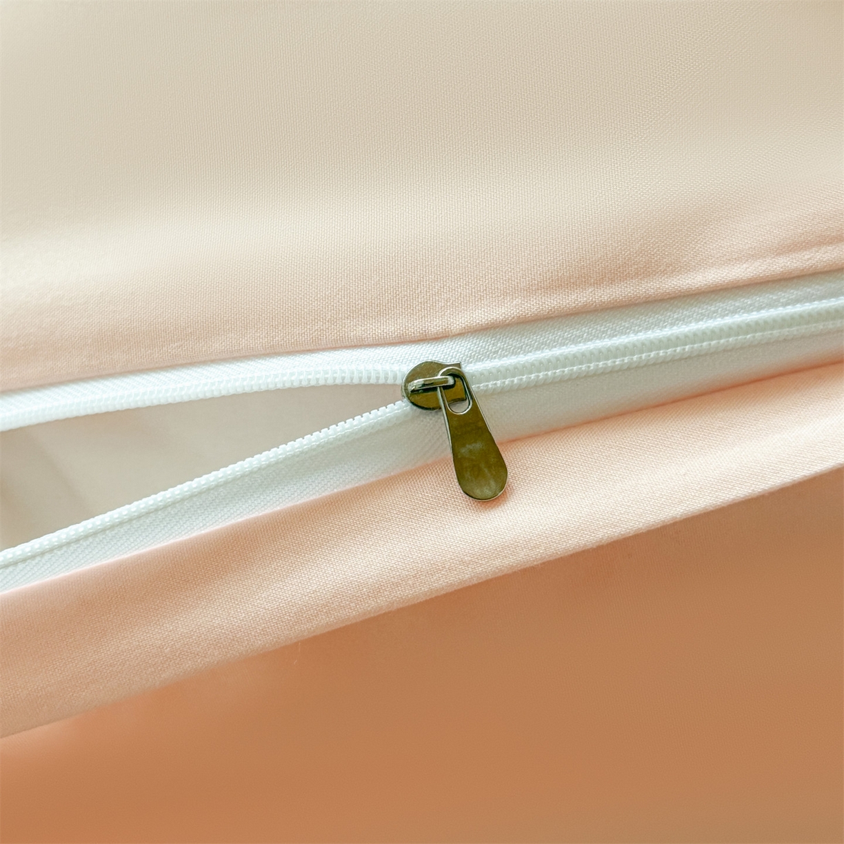 91家纺网 家纺一手货源 找家纺 小久久（小九九） 2025亲肤水洗棉学生宿舍三件套上下铺三件套-满绣系列 可爱猫-奶昔白+奶油粉