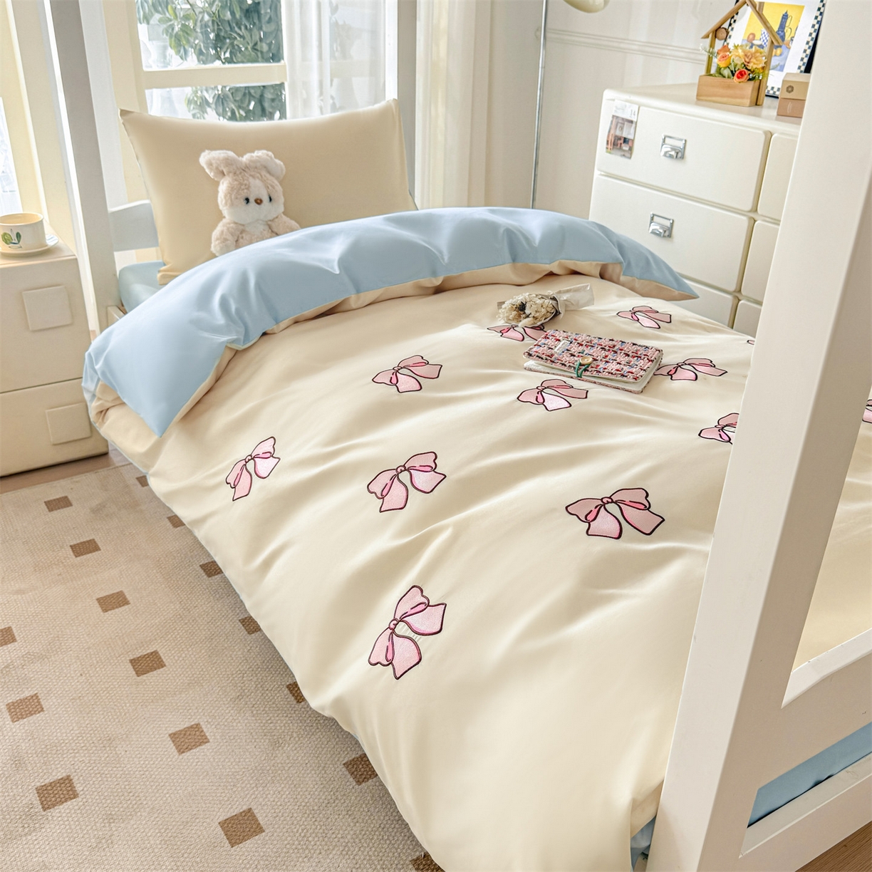 91家纺网 家纺一手货源 找家纺 小久久（小九九） 2025亲肤水洗棉学生宿舍三件套上下铺三件套-满绣系列 蝴蝶结-奶昔白+天蓝