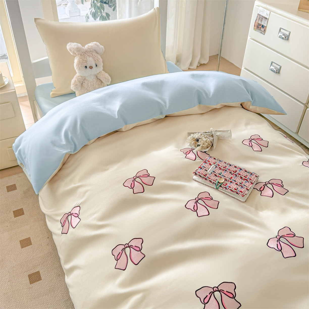 91家纺网 家纺一手货源 找家纺 小久久（小九九） 2025亲肤水洗棉学生宿舍三件套上下铺三件套-满绣系列 蝴蝶结-奶昔白+天蓝