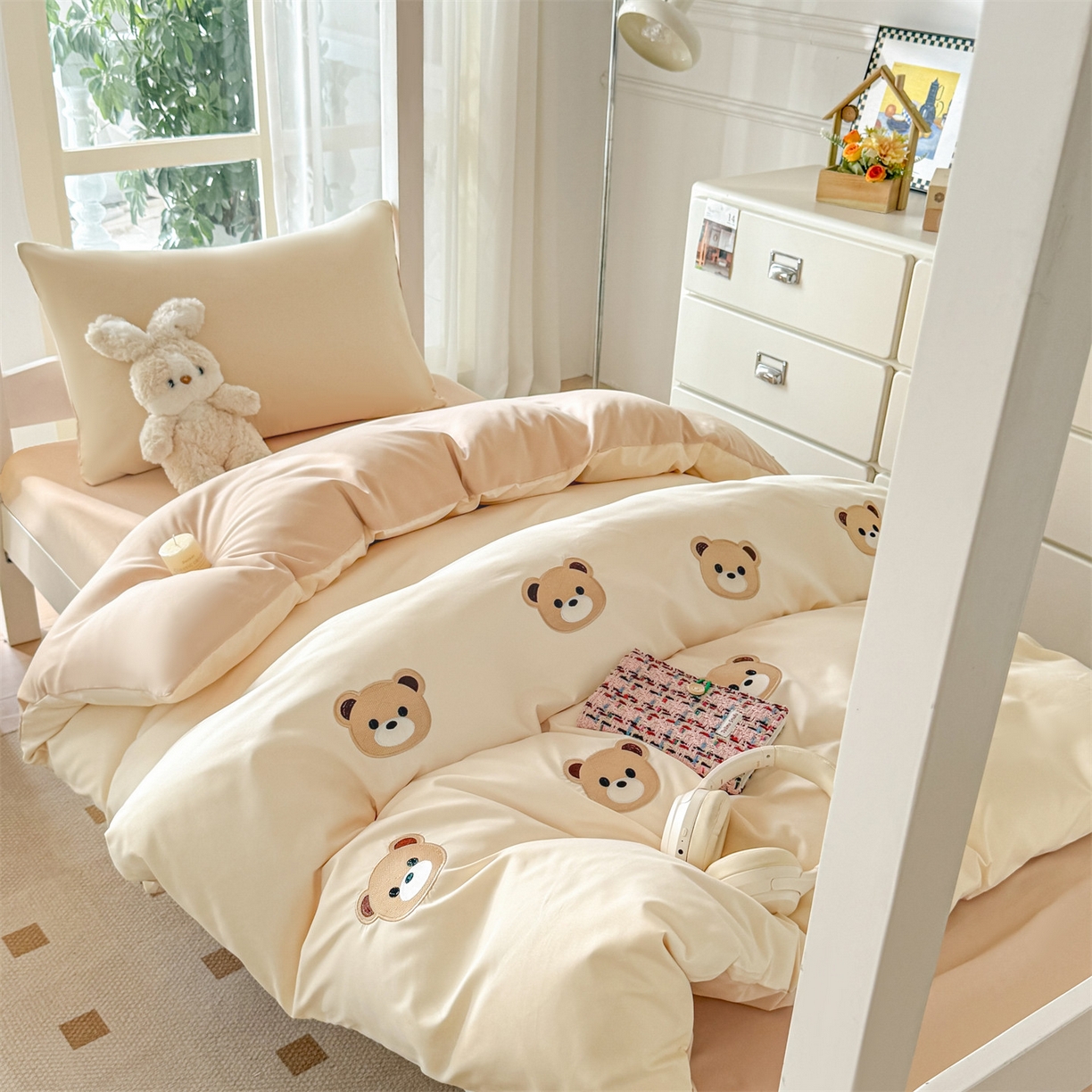 91家纺网 家纺一手货源 找家纺 小久久（小九九） 2025亲肤水洗棉学生宿舍三件套上下铺三件套-满绣系列 饼干熊-奶昔白+奶茶