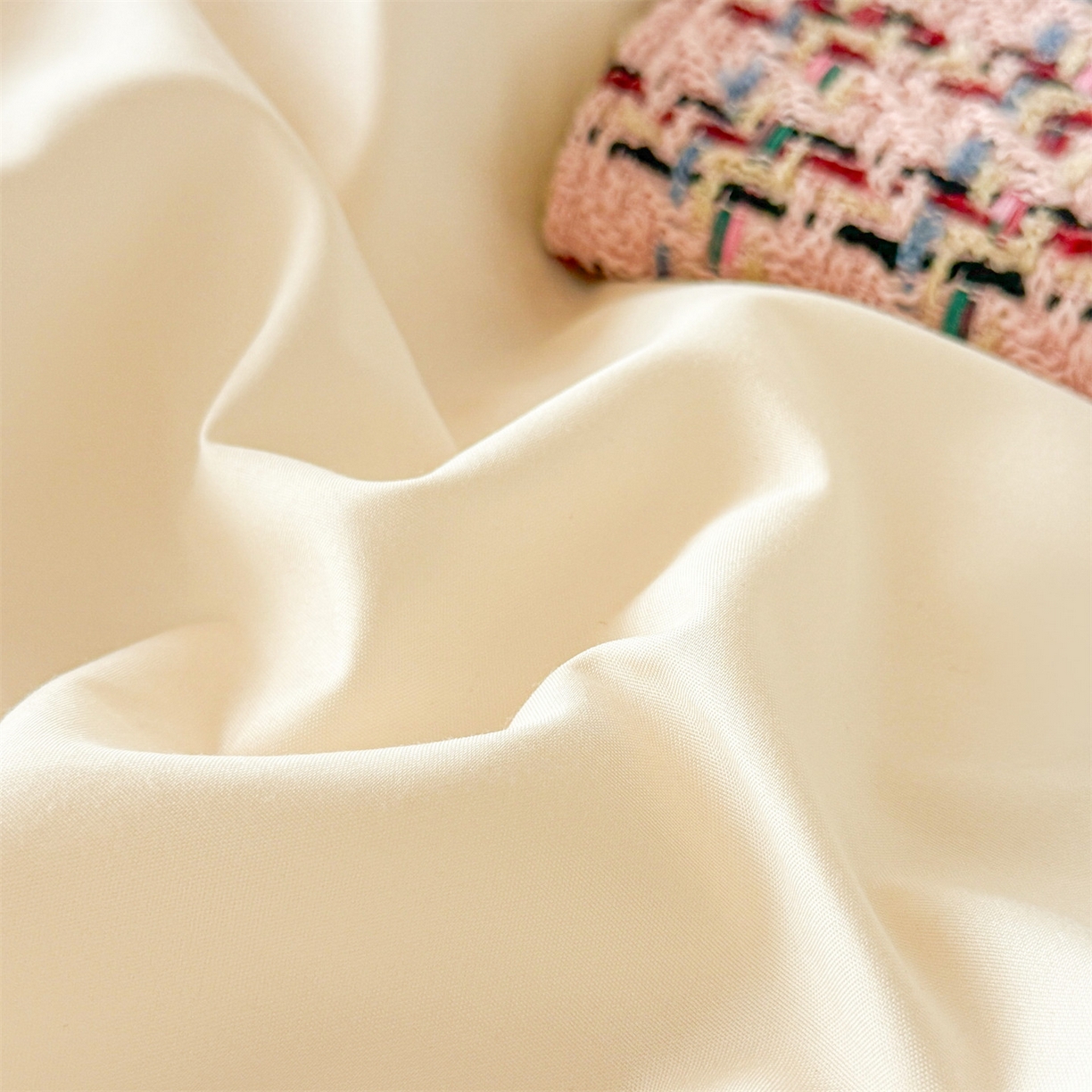 91家纺网 家纺一手货源 找家纺 小久久（小九九） 2025亲肤水洗棉学生宿舍三件套上下铺三件套-满绣系列 饼干熊-奶昔白+奶茶