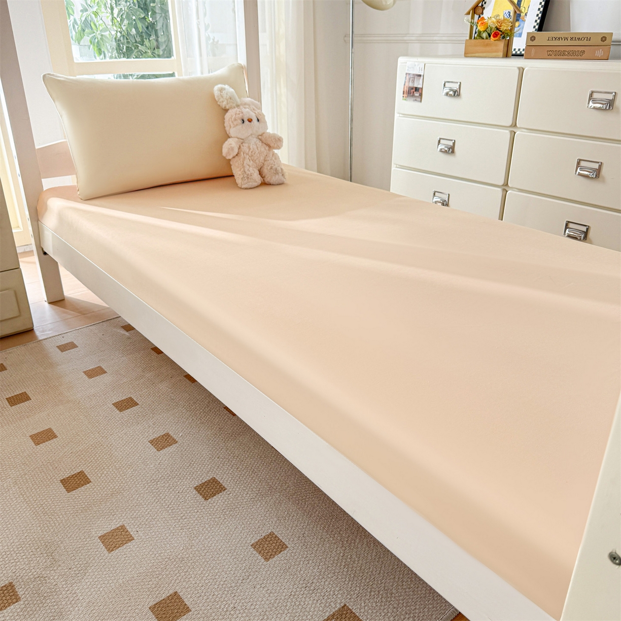 91家纺网 家纺一手货源 找家纺 小久久（小九九） 2025亲肤水洗棉学生宿舍三件套上下铺三件套-满绣系列 饼干熊-奶昔白+奶茶