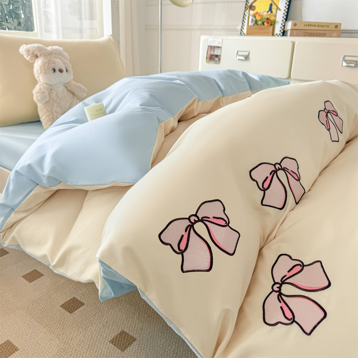 91家纺网 家纺一手货源 找家纺 小久久（小九九） 2025亲肤水洗棉学生宿舍三件套上下铺三件套-满绣系列 蝴蝶结-奶昔白+天蓝