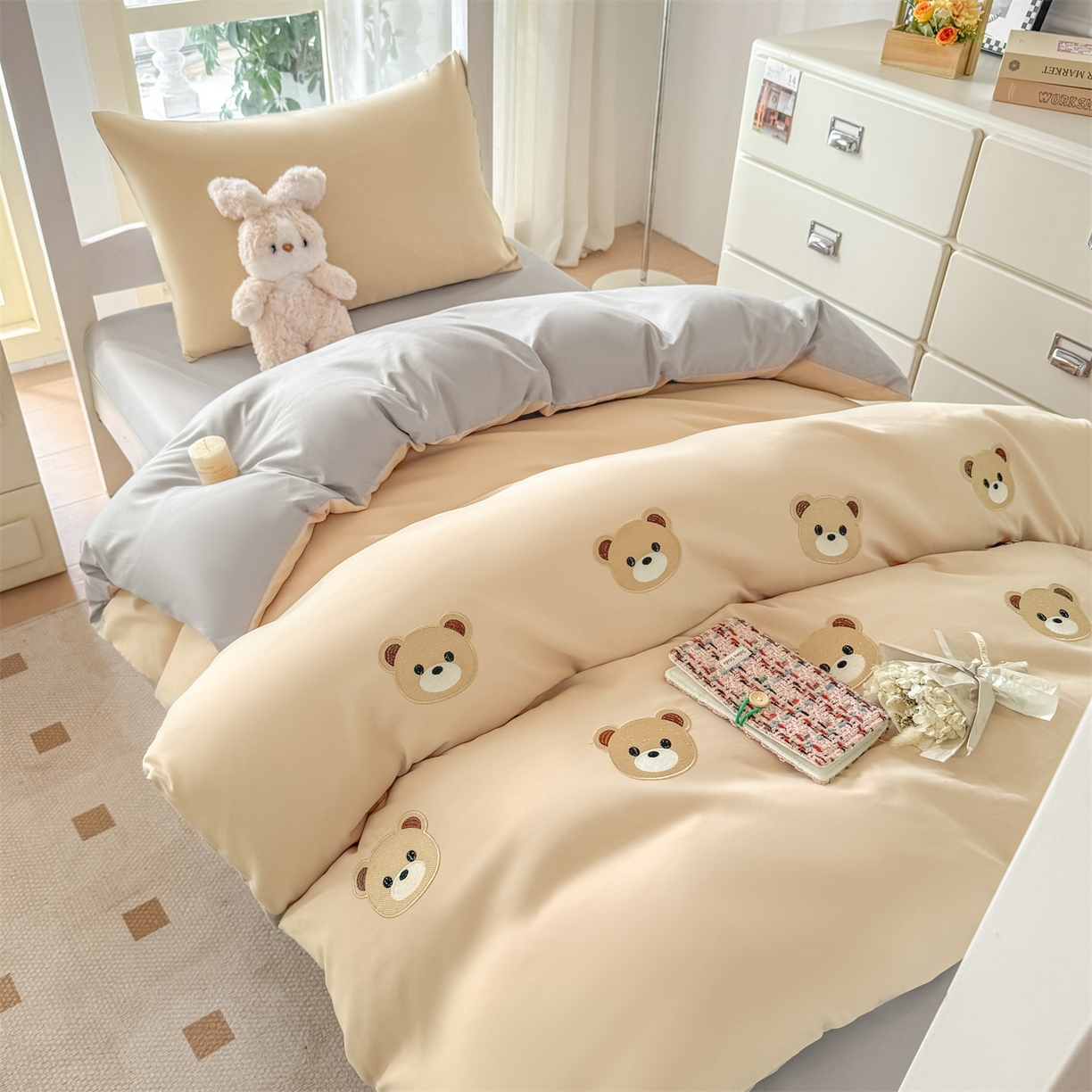 91家纺网 家纺一手货源 找家纺 小久久（小九九） 2025亲肤水洗棉学生宿舍三件套上下铺三件套-满绣系列 饼干熊-奶茶+山灰