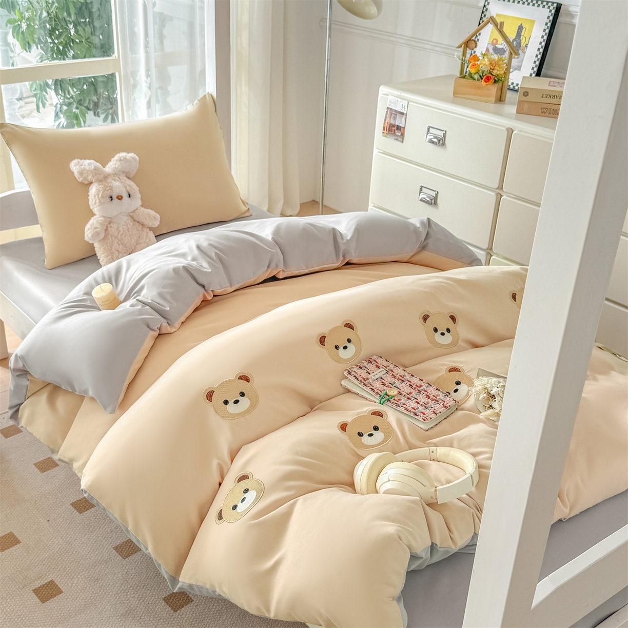 91家纺网 家纺一手货源 找家纺 小久久（小九九） 2025亲肤水洗棉学生宿舍三件套上下铺三件套-满绣系列 饼干熊-奶茶+山灰