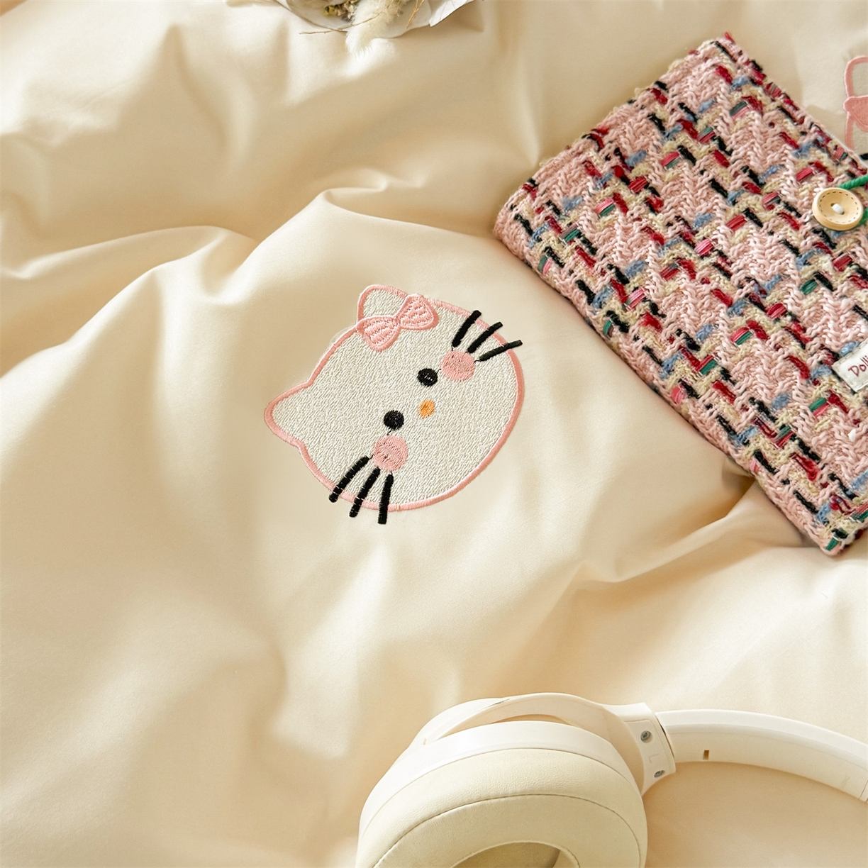 91家纺网 家纺一手货源 找家纺 小久久（小九九） 2025亲肤水洗棉学生宿舍三件套上下铺三件套-满绣系列 可爱猫-奶昔白+奶油粉