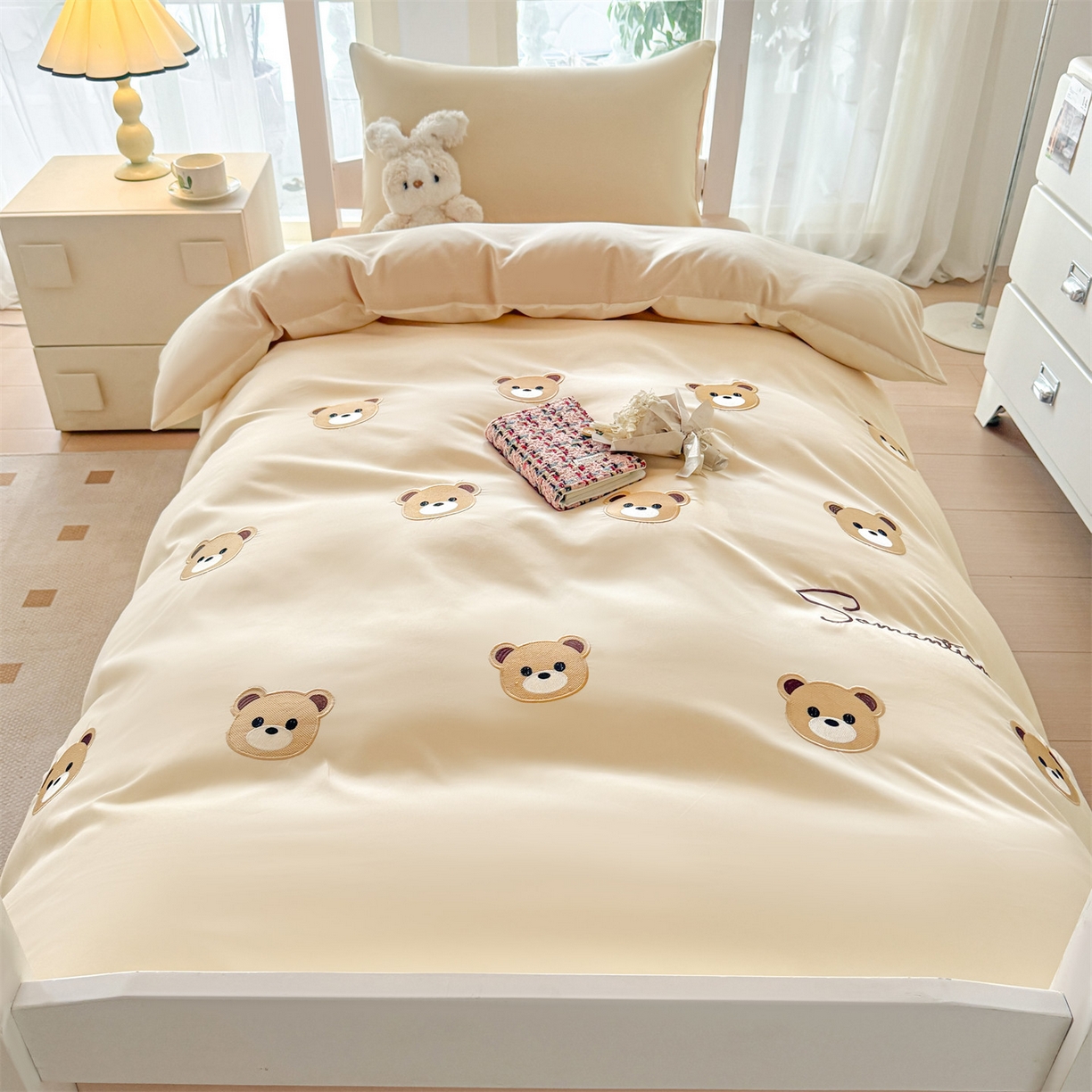 91家纺网 家纺一手货源 找家纺 小久久（小九九） 2025亲肤水洗棉学生宿舍三件套上下铺三件套-满绣系列 饼干熊-奶昔白+奶茶