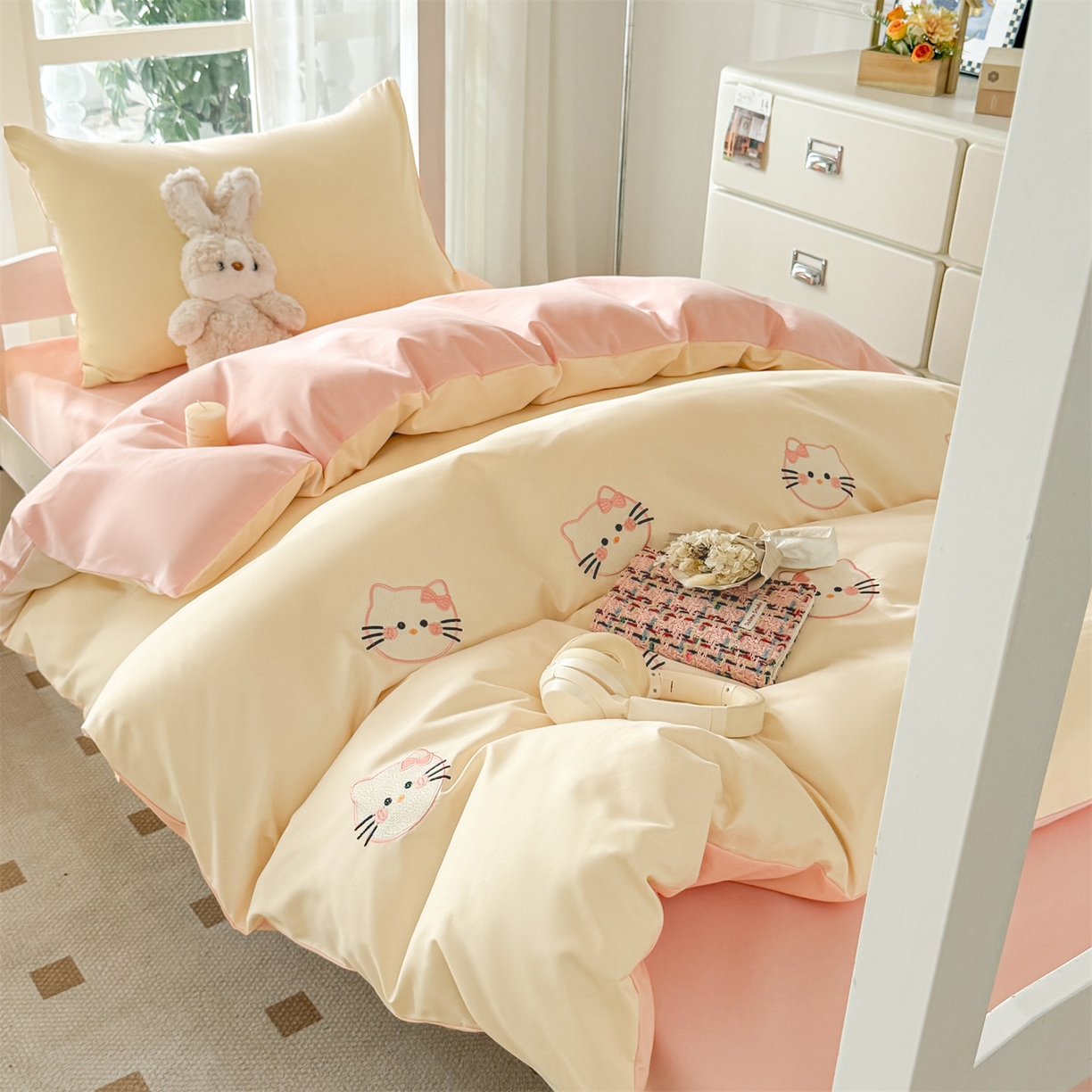 91家纺网 家纺一手货源 找家纺 小久久（小九九） 2025亲肤水洗棉学生宿舍三件套上下铺三件套-满绣系列 可爱猫-奶昔白+奶油粉