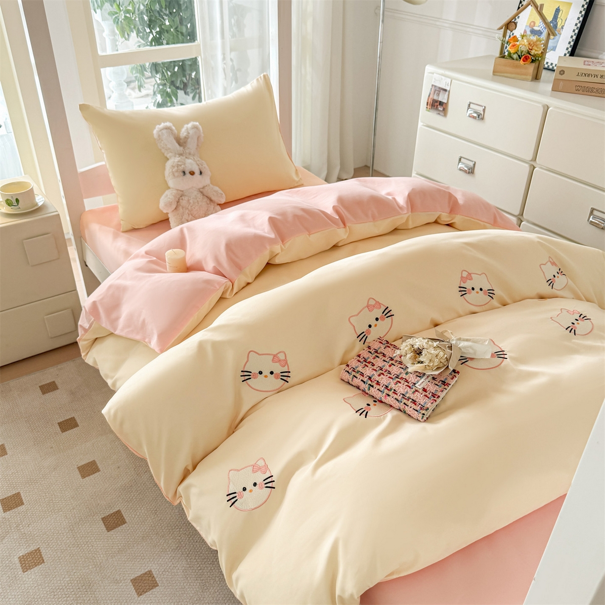 91家纺网 家纺一手货源 找家纺 小久久（小九九） 2025亲肤水洗棉学生宿舍三件套上下铺三件套-满绣系列 可爱猫-奶昔白+奶油粉