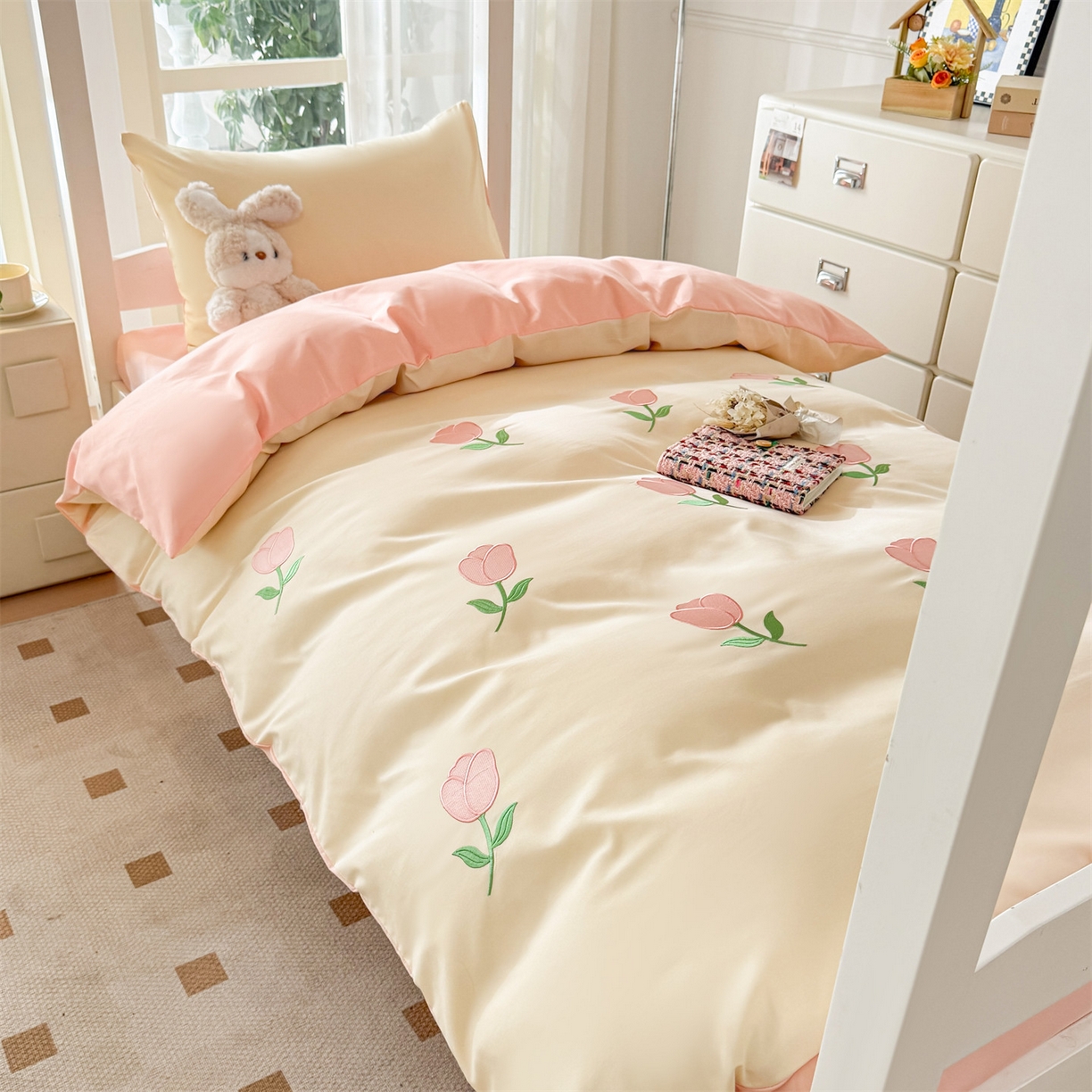 91家纺网 家纺一手货源 找家纺 小久久（小九九） 2025亲肤水洗棉学生宿舍三件套上下铺三件套-满绣系列 花朵-奶昔白+奶油粉