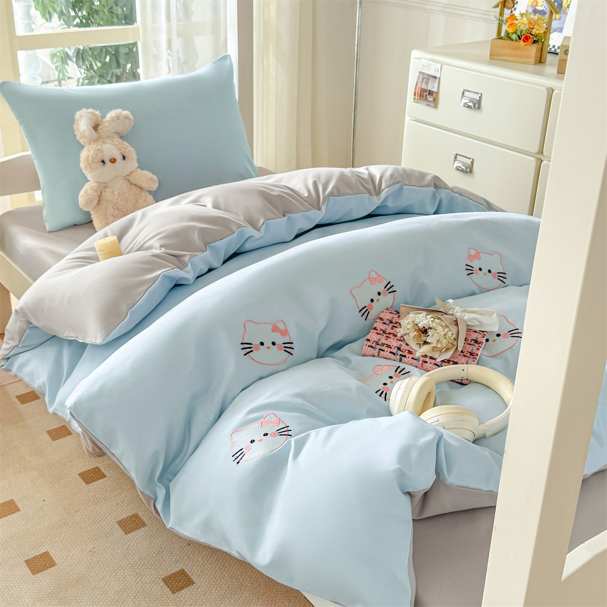 91家纺网 家纺一手货源 找家纺 小久久（小九九） 2025亲肤水洗棉学生宿舍三件套上下铺三件套-满绣系列 可爱猫-天蓝+山灰