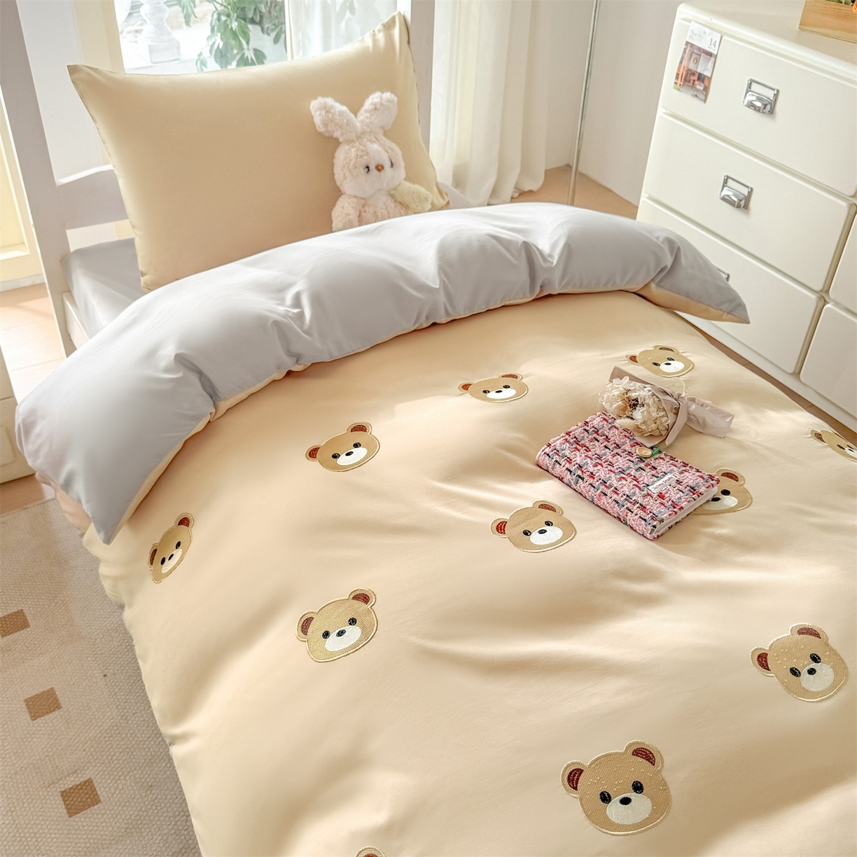 91家纺网 家纺一手货源 找家纺 小久久（小九九） 2025亲肤水洗棉学生宿舍三件套上下铺三件套-满绣系列 饼干熊-奶茶+山灰