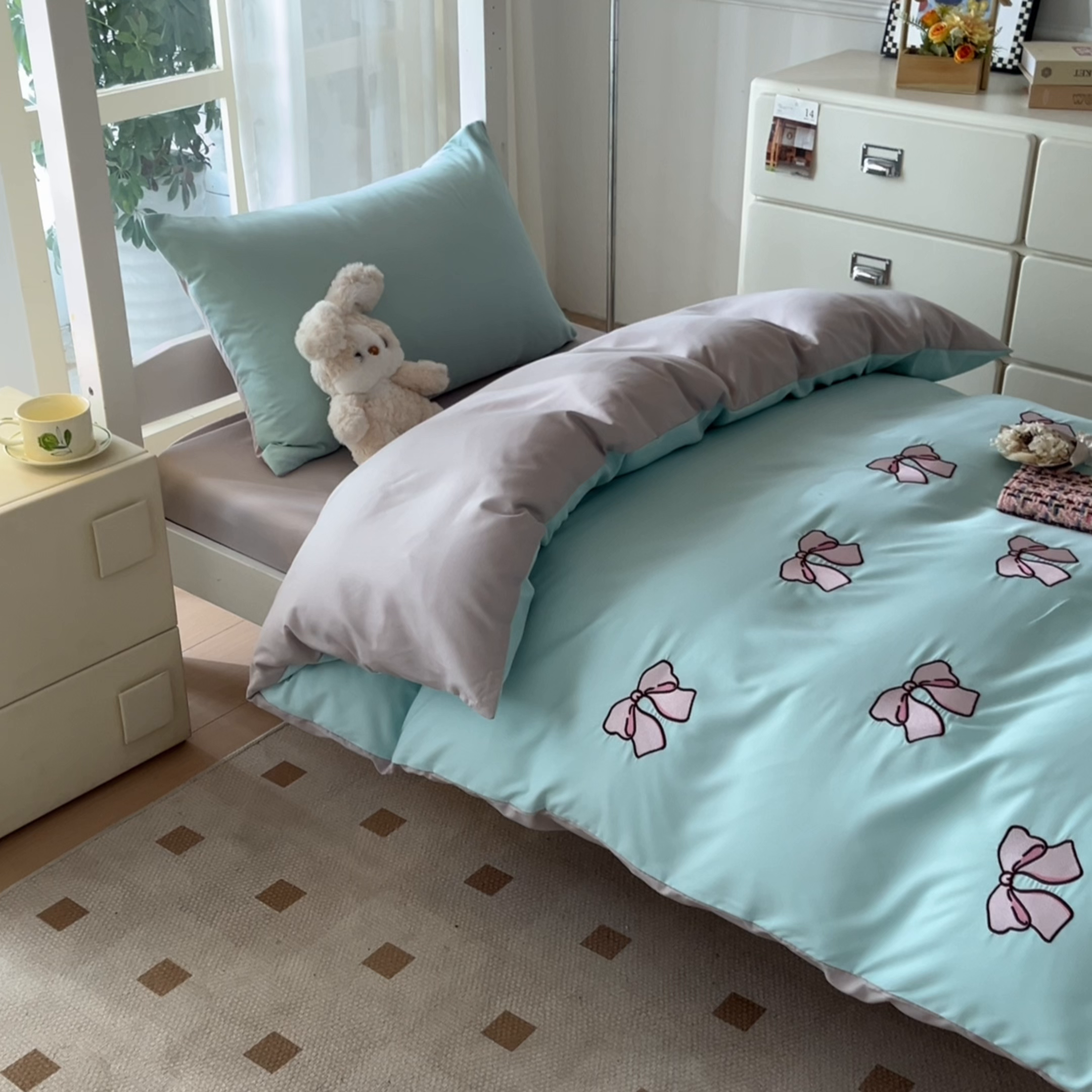 91家纺网 家纺一手货源 找家纺 小久久（小九九） 2025亲肤水洗棉学生宿舍三件套上下铺三件套-满绣系列 蝴蝶结-繁星兰+山灰