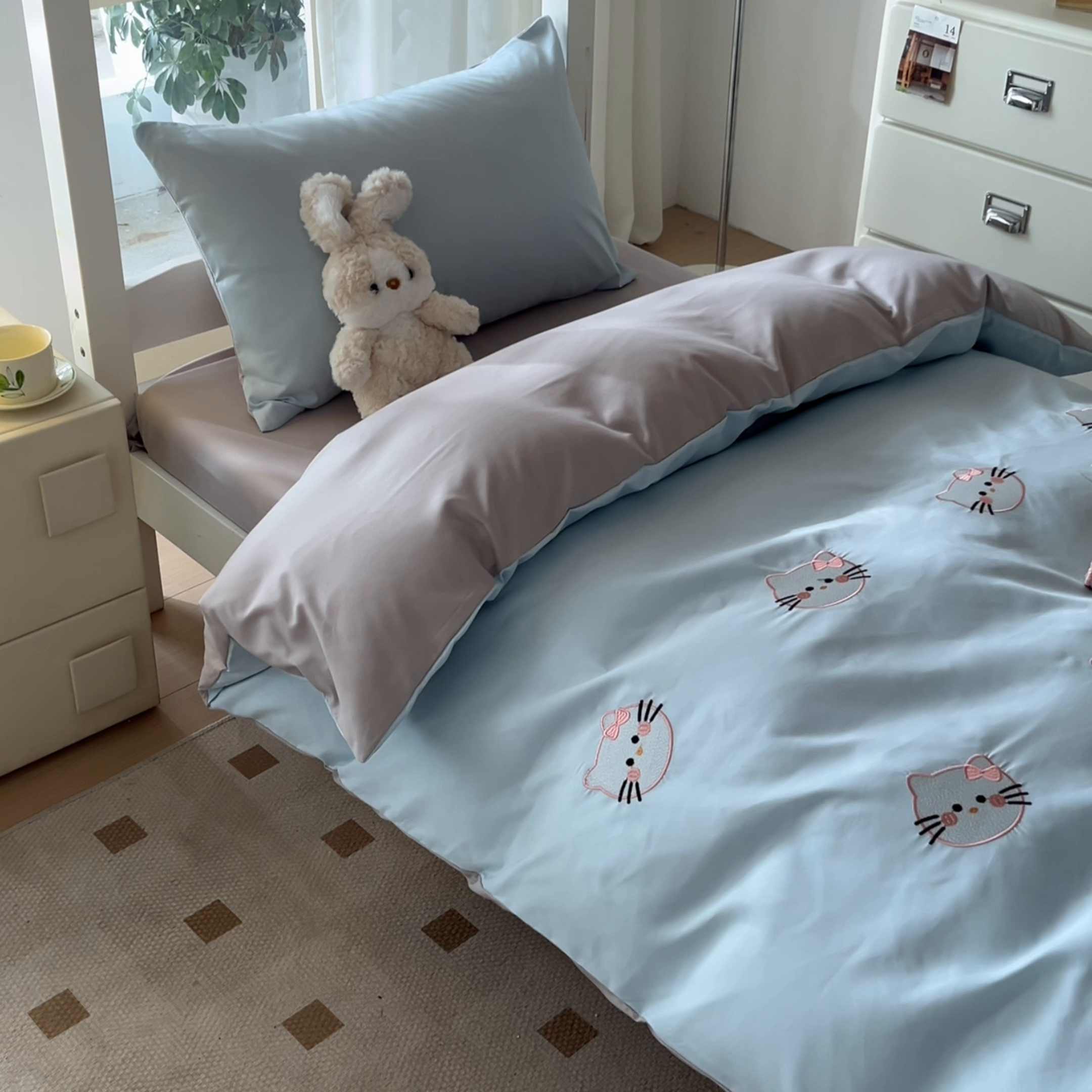 91家纺网 家纺一手货源 找家纺 小久久（小九九） 2025亲肤水洗棉学生宿舍三件套上下铺三件套-满绣系列 可爱猫-天蓝+山灰