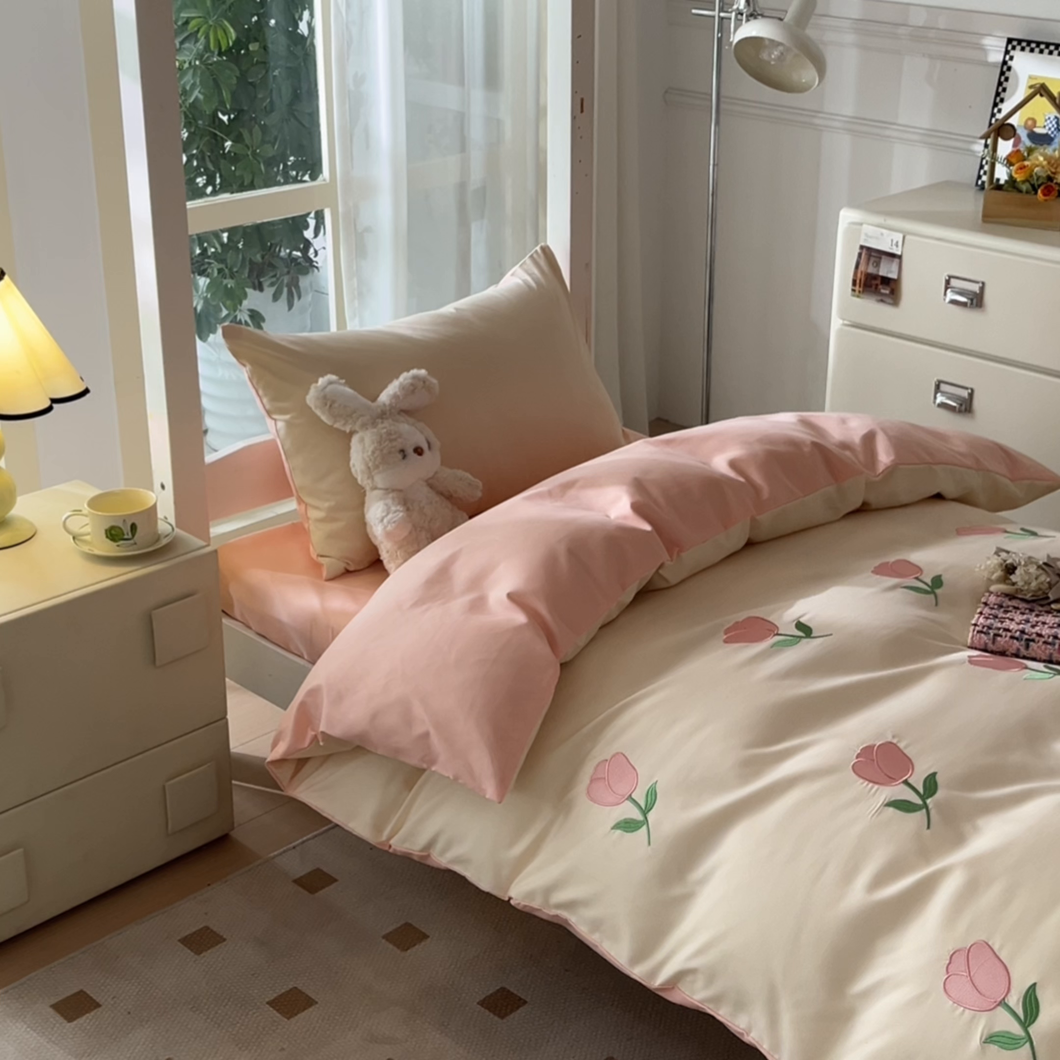 91家纺网 家纺一手货源 找家纺 小久久（小九九） 2025亲肤水洗棉学生宿舍三件套上下铺三件套-满绣系列 花朵-奶昔白+奶油粉