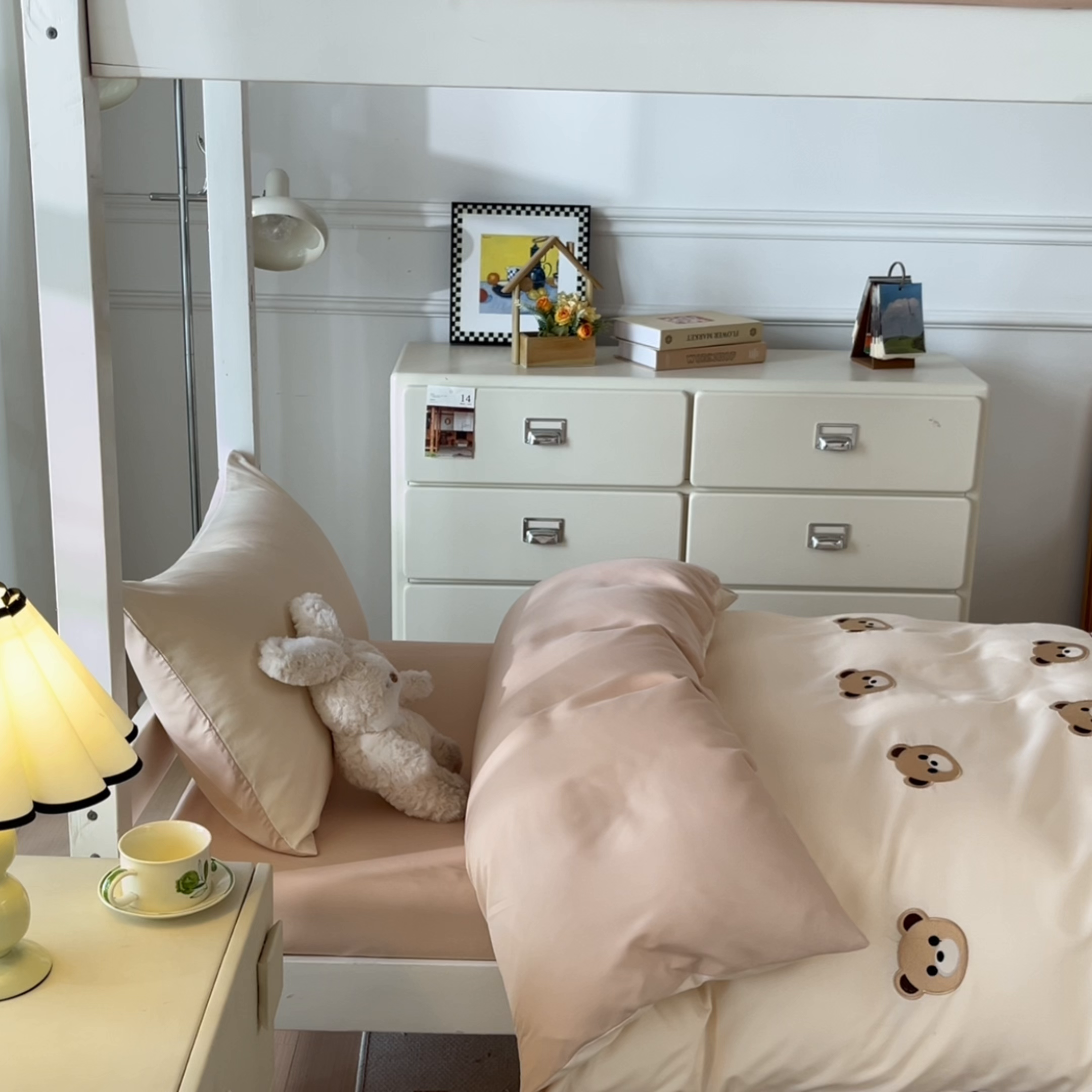 91家纺网 家纺一手货源 找家纺 小久久（小九九） 2025亲肤水洗棉学生宿舍三件套上下铺三件套-满绣系列 饼干熊-奶昔白+奶茶