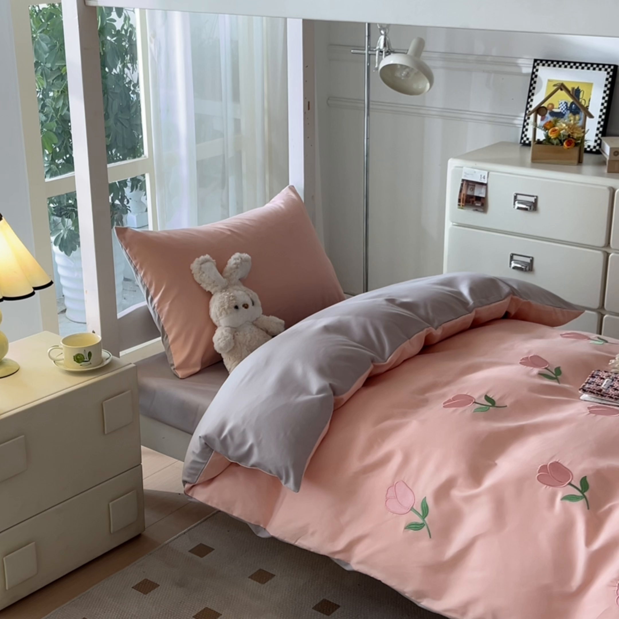 91家纺网 家纺一手货源 找家纺 小久久（小九九） 2025亲肤水洗棉学生宿舍三件套上下铺三件套-满绣系列 花朵-奶油粉+山灰