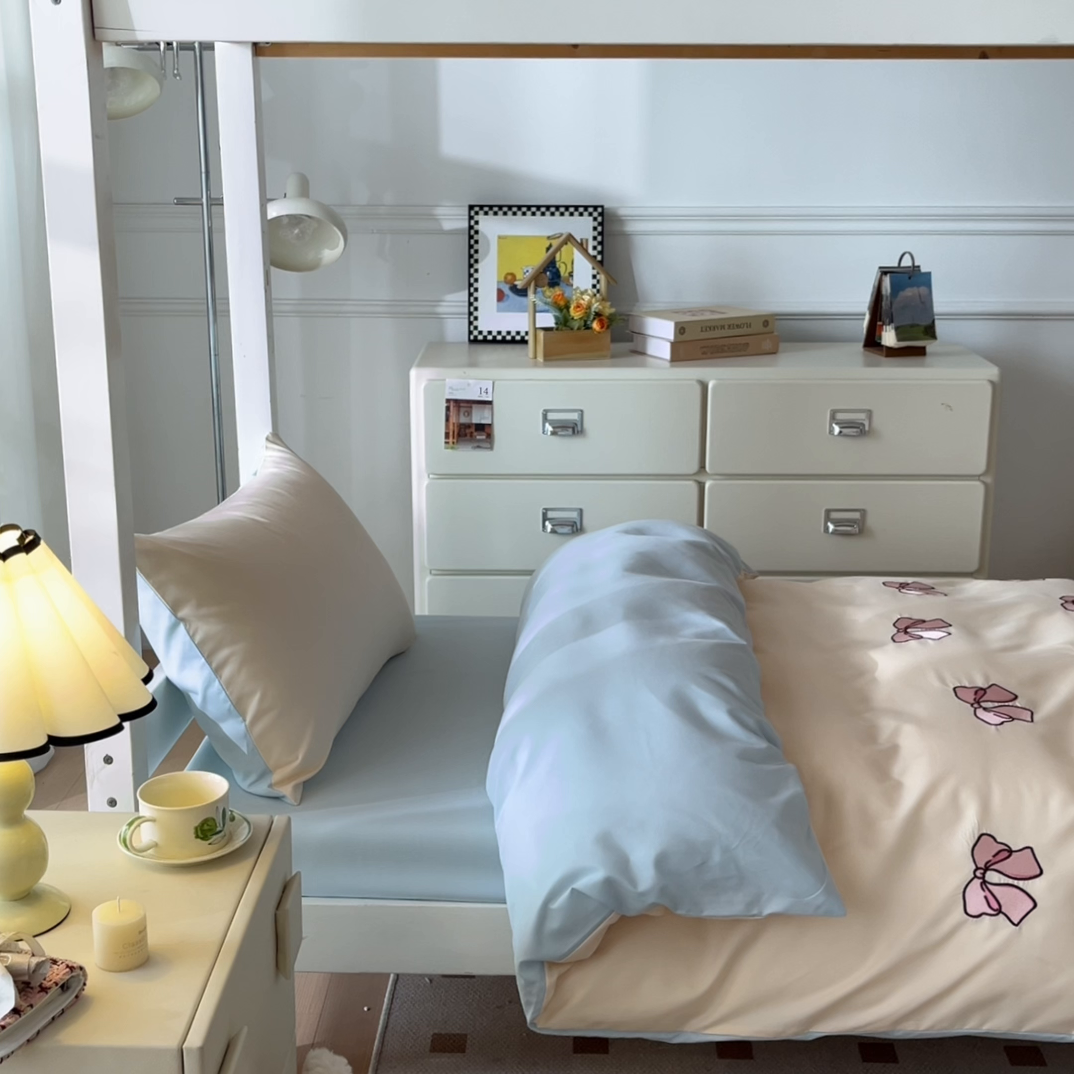 91家纺网 家纺一手货源 找家纺 小久久（小九九） 2025亲肤水洗棉学生宿舍三件套上下铺三件套-满绣系列 蝴蝶结-奶昔白+天蓝