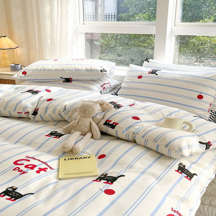 91家纺网 家纺一手货源 找家纺 麦伦家居 2025春夏新款全棉纯棉斜纹40s13372系列-小清新卡通 蓝条小猫咪