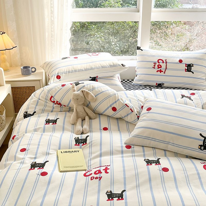 91家纺网 家纺一手货源 找家纺 麦伦家居 2025春夏新款全棉纯棉斜纹40s13372系列-小清新卡通 蓝条小猫咪