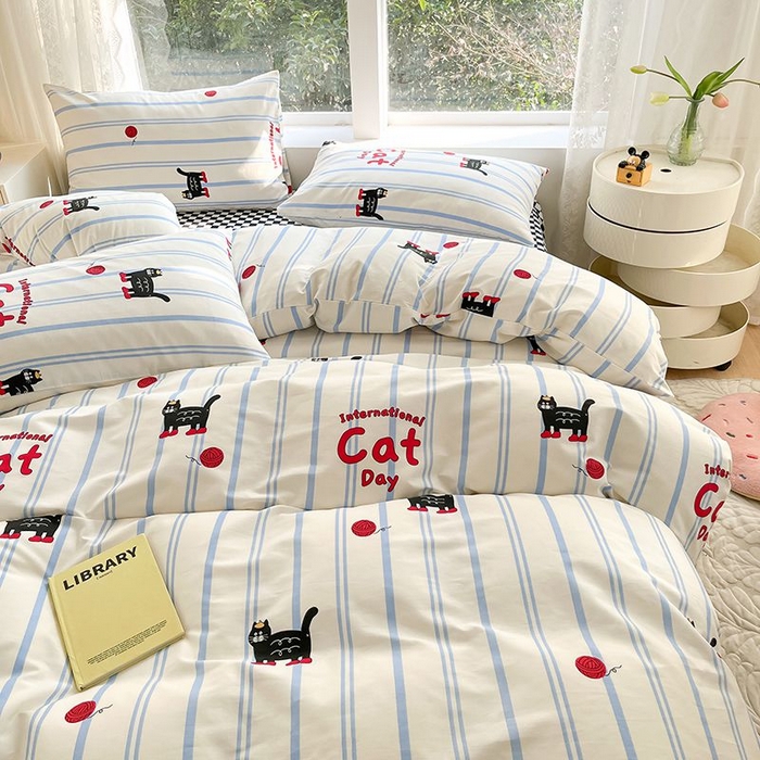 91家纺网 家纺一手货源 找家纺 麦伦家居 2025春夏新款全棉纯棉斜纹40s13372系列-小清新卡通 蓝条小猫咪