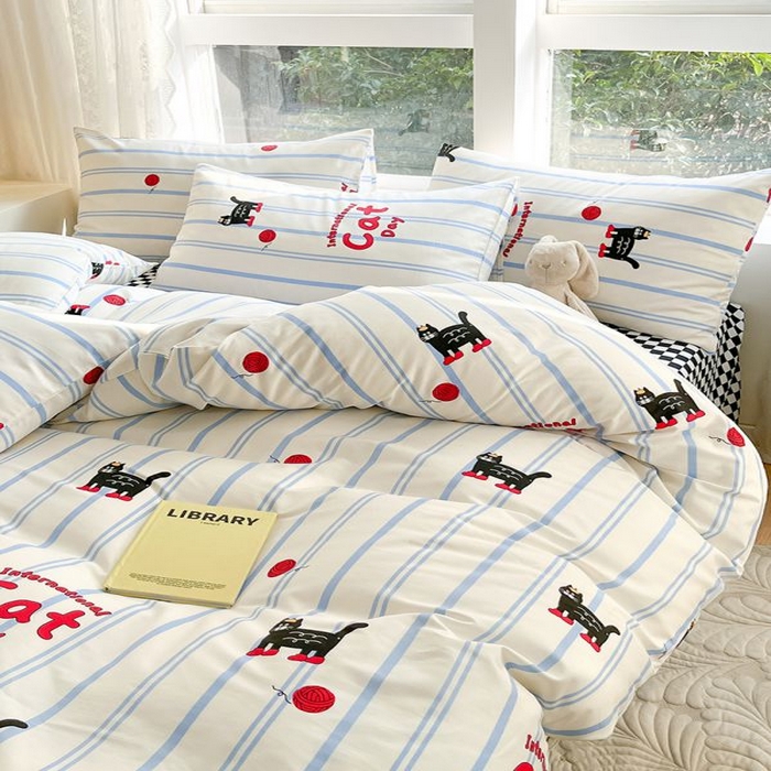 91家纺网 家纺一手货源 找家纺 麦伦家居 2025春夏新款全棉纯棉斜纹40s13372系列-小清新卡通 蓝条小猫咪