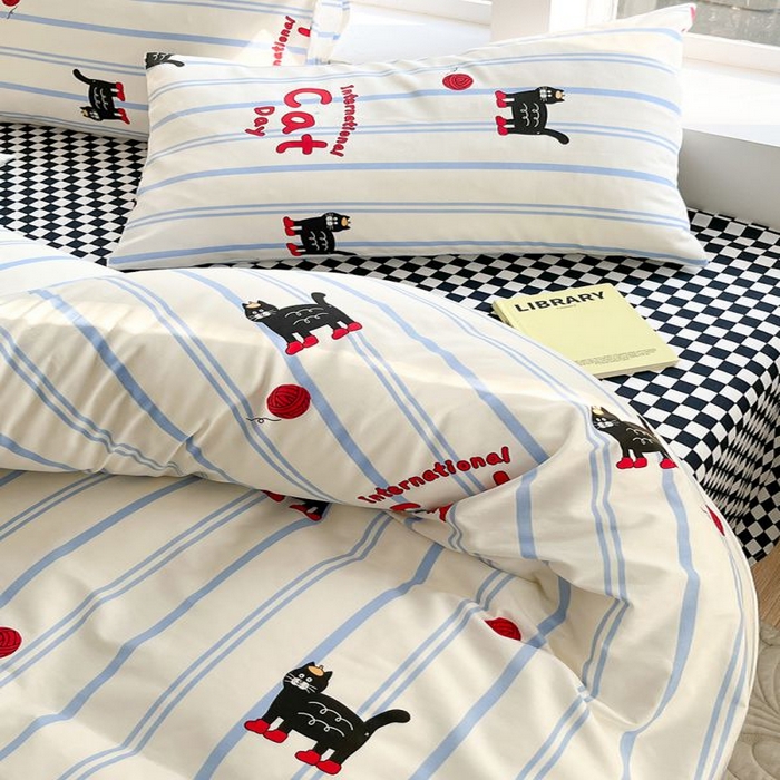 91家纺网 家纺一手货源 找家纺 麦伦家居 2025春夏新款全棉纯棉斜纹40s13372系列-小清新卡通 蓝条小猫咪