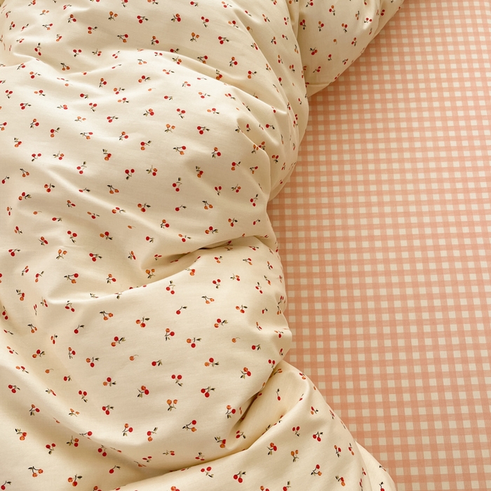 91家纺网 家纺一手货源 找家纺 麦伦家居 2025春夏新款全棉纯棉斜纹40s13372系列-小清新卡通 小樱桃-红