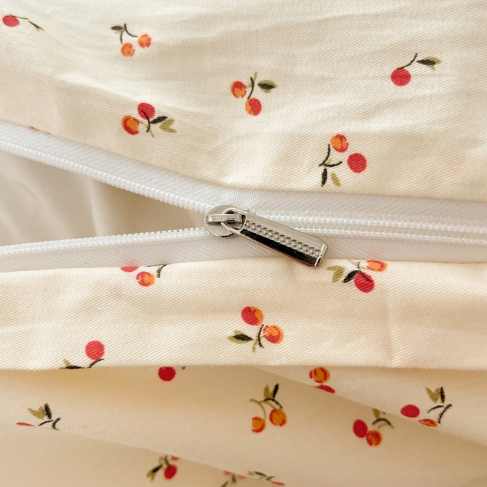 91家纺网 家纺一手货源 找家纺 麦伦家居 2025春夏新款全棉纯棉斜纹40s13372系列-小清新卡通 小樱桃-红